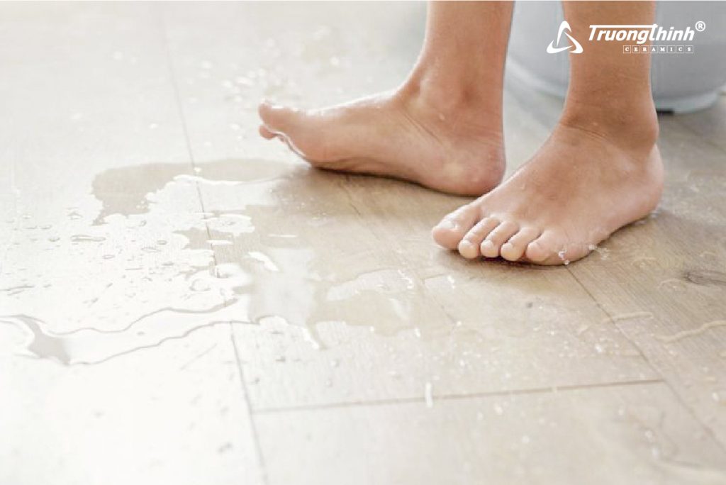 Chọn gạch lát nền nhà tắm bị trơn trượt 